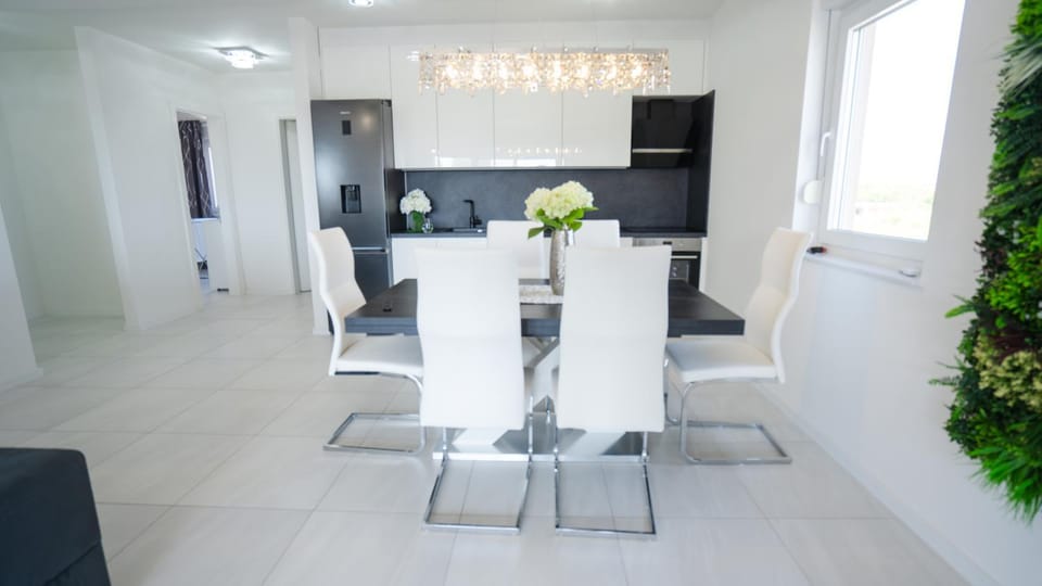 Kitchen or kitchenette, Seating area, Dining area