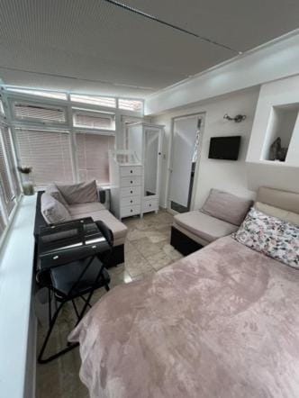 Bed, Seating area