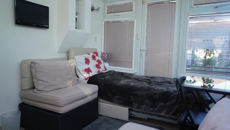 Bed, Seating area