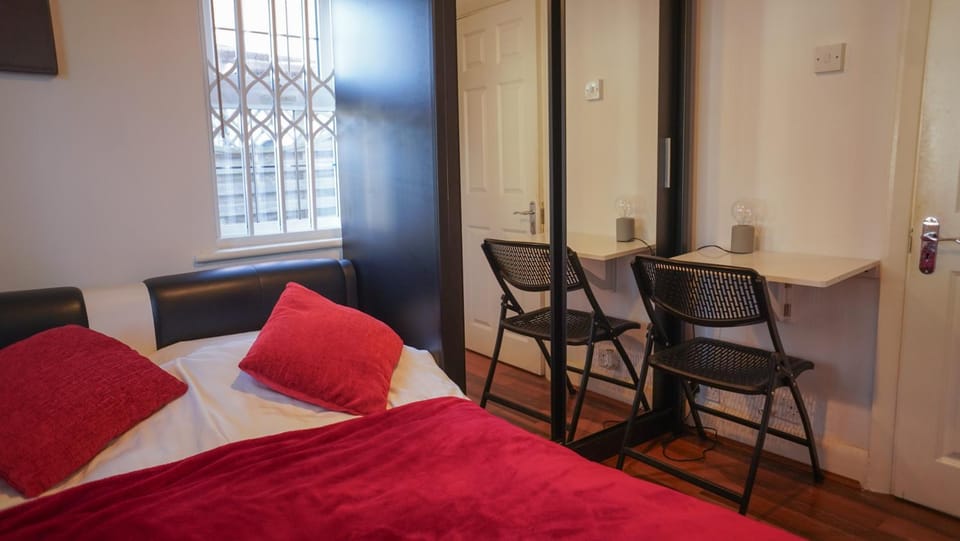 Bed, Seating area, Bedroom