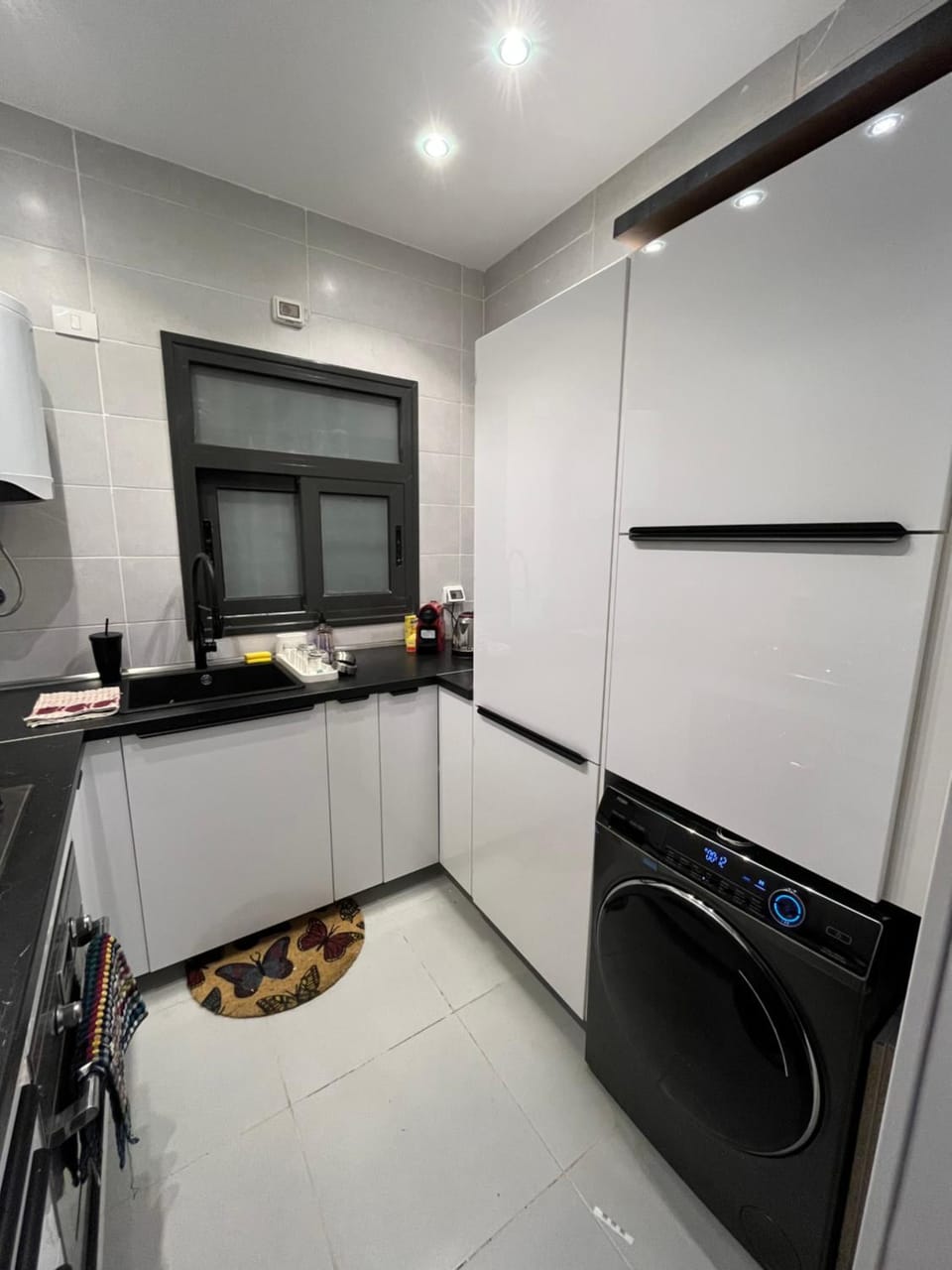 Kitchen or kitchenette, dishwasher, minibar, oven, stove