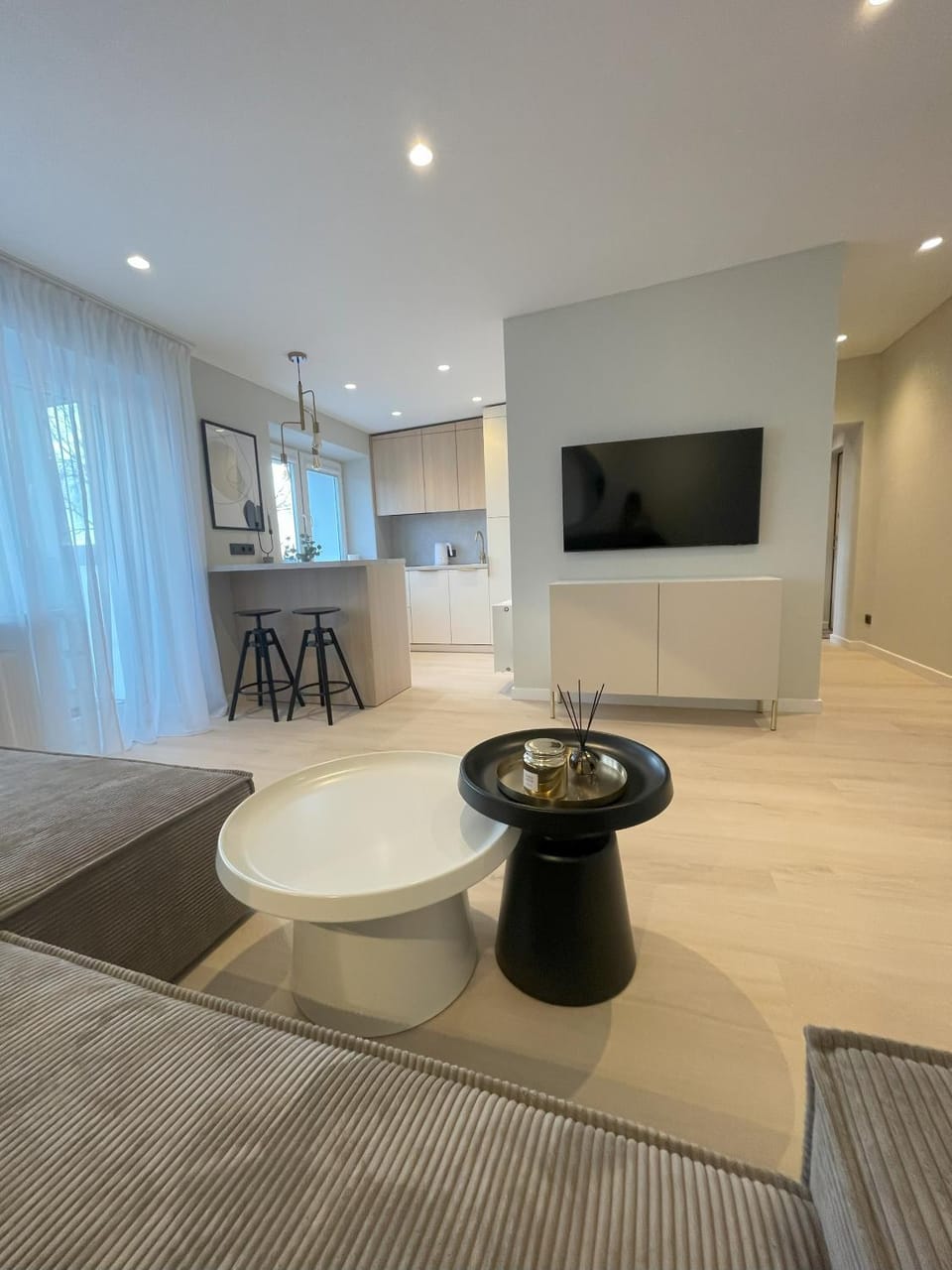 TV and multimedia, Kitchen or kitchenette, Living room, Seating area