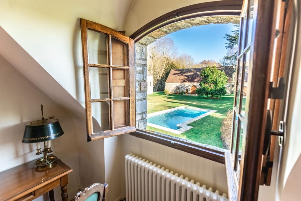 Bed, Photo of the whole room, Decorative detail, Pool view
