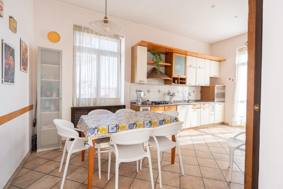 Kitchen or kitchenette, Dining area, oven, stove
