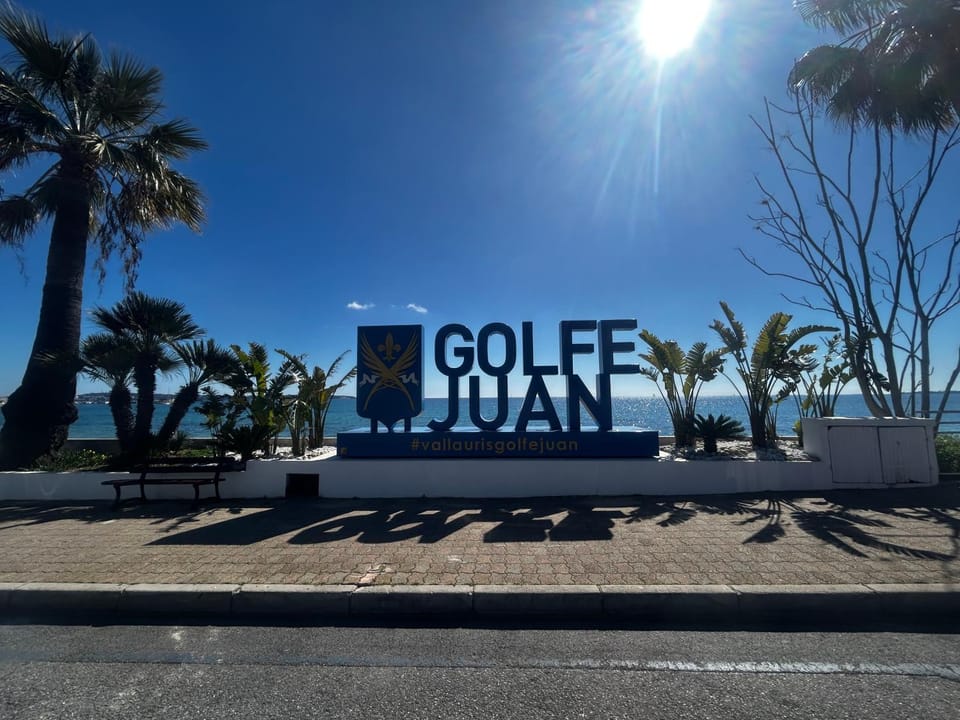 Day, Natural landscape, Logo/Certificate/Sign, Sea view, Street view