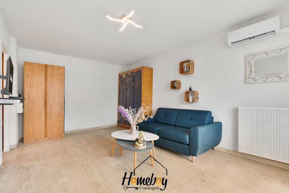 TV and multimedia, Living room, Seating area, internet, air conditioner