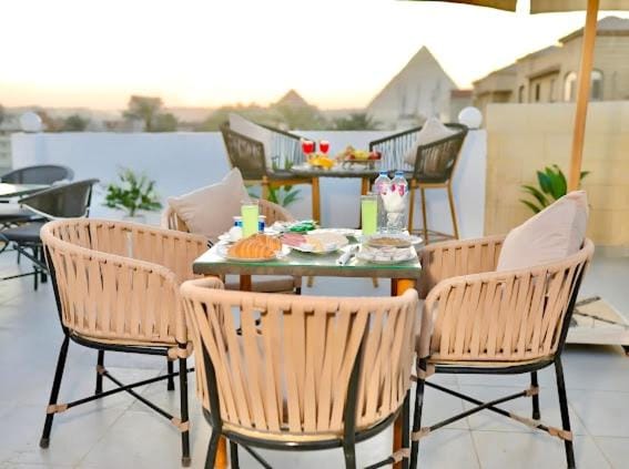Restaurant/places to eat, Balcony/Terrace, Food and drinks, Breakfast