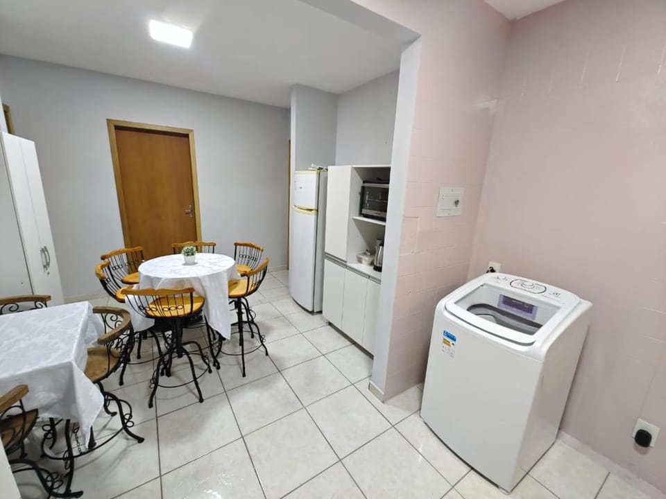 Kitchen or kitchenette, Dining area, oven