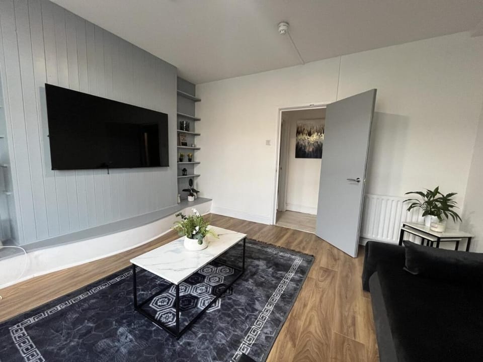 Stylish Two Bedroom Apartment Apartment in Cardiff