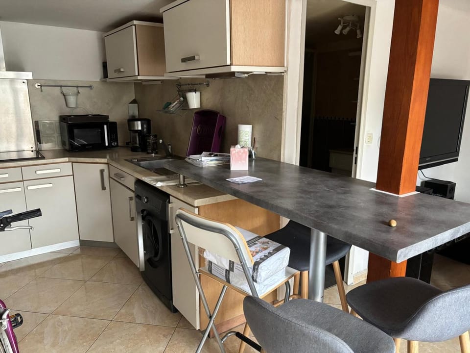 Kitchen or kitchenette, Dining area, stove
