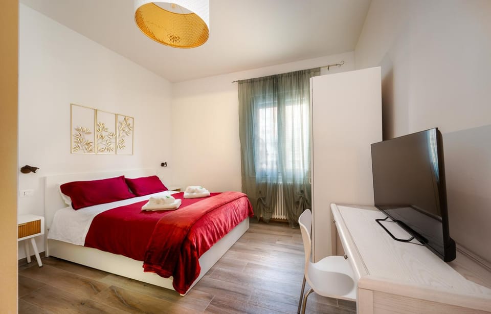 Bed, TV and multimedia, Photo of the whole room, Bedroom, towels