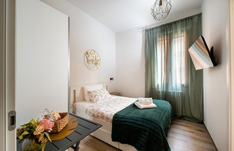 Bed, TV and multimedia, Photo of the whole room, Bedroom, towels