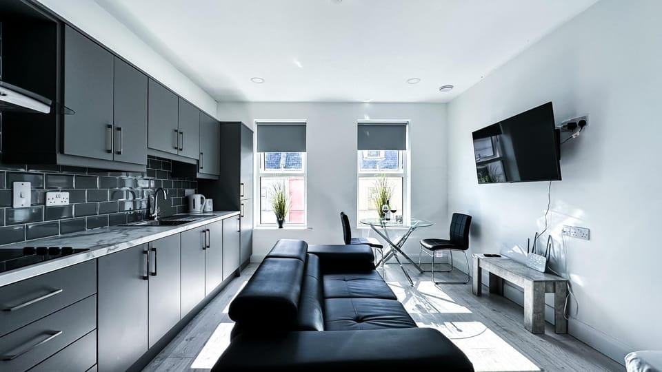 Kitchen or kitchenette, Living room, Seating area, Dining area