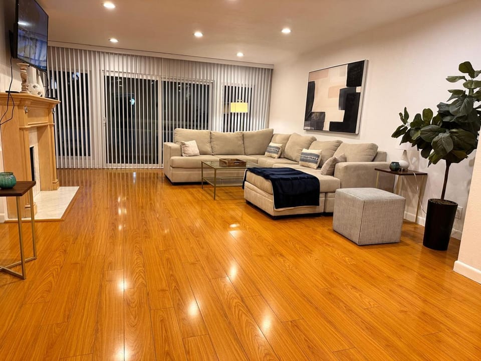 Communal lounge/ TV room, TV and multimedia, Living room, Seating area