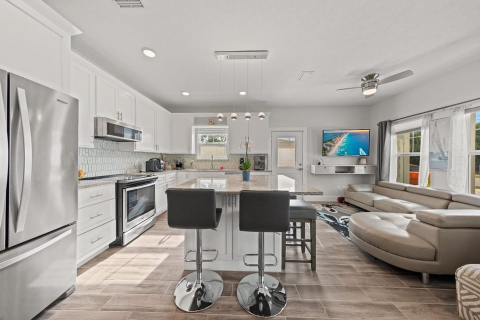 Kitchen or kitchenette, Living room, Seating area, dishwasher, oven