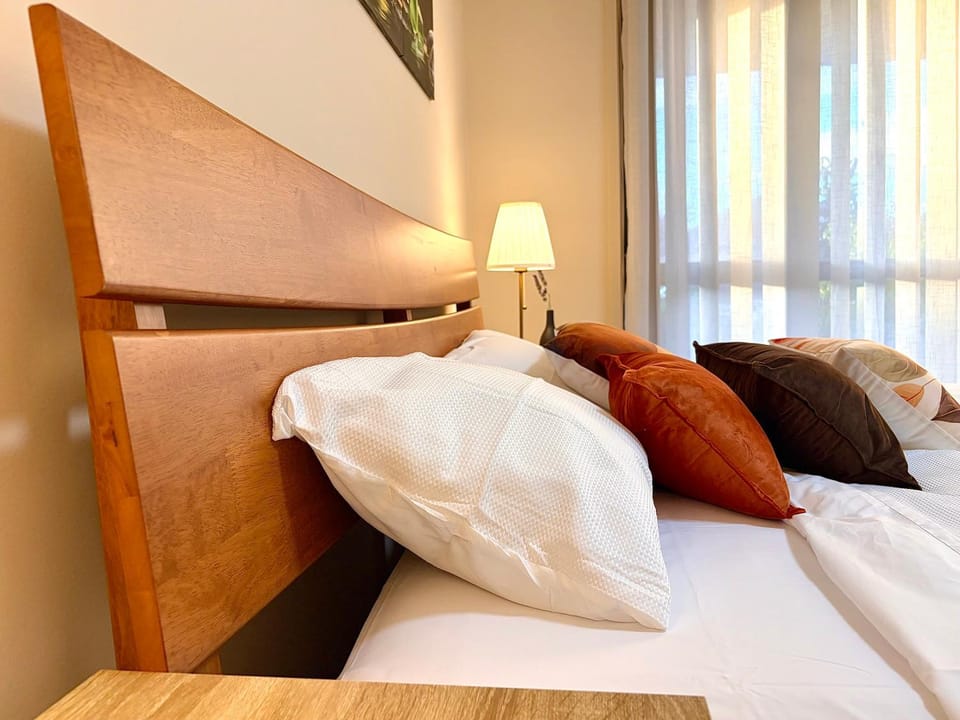 Beach&Winery Retreat with Lux King, 2 queen beds, 5bedroom 2bath, sleeps 12 plus sofa bed, Neflix House in Adelaide