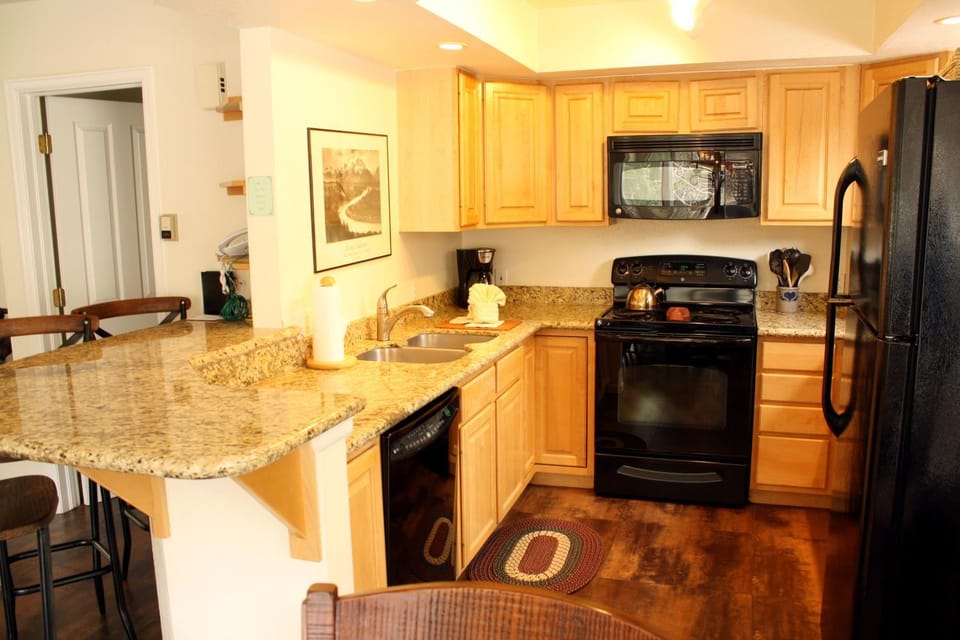 Pinecreek #I - 4 BR - Private Hot Tub - Close to Town - Shuttle to Slopes House in Breckenridge
