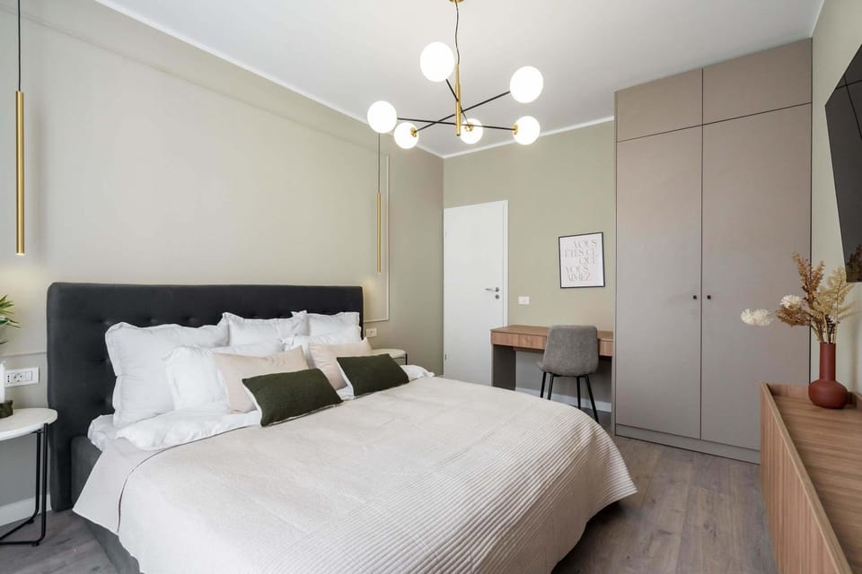 Bed, TV and multimedia, Seating area, Bedroom