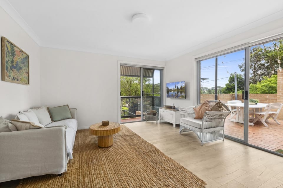 Sunny Avoca Beach Townhouse with 3BR BBQ Courtyard House in Central Coast