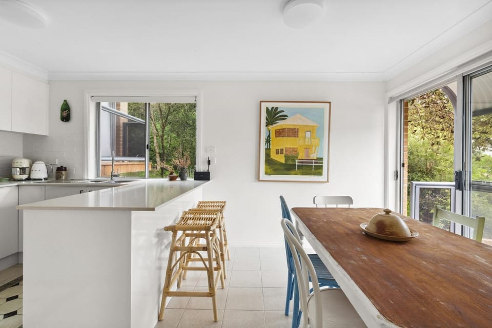 Sunny Avoca Beach Townhouse with 3BR BBQ Courtyard House in Central Coast