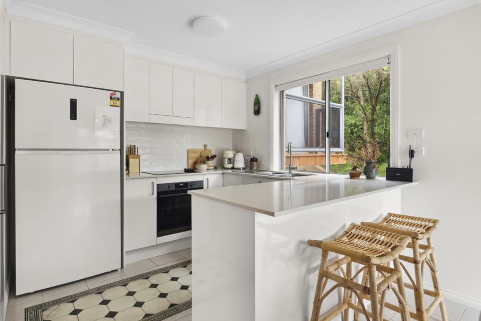 Sunny Avoca Beach Townhouse with 3BR BBQ Courtyard House in Central Coast