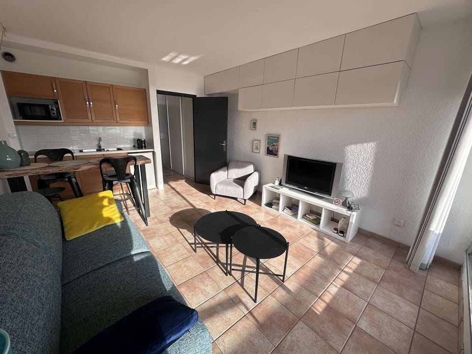 Studio moderne avec climatisation et parking proche plage - FR-1-731-132 Apartment in Le Grau-du-Roi