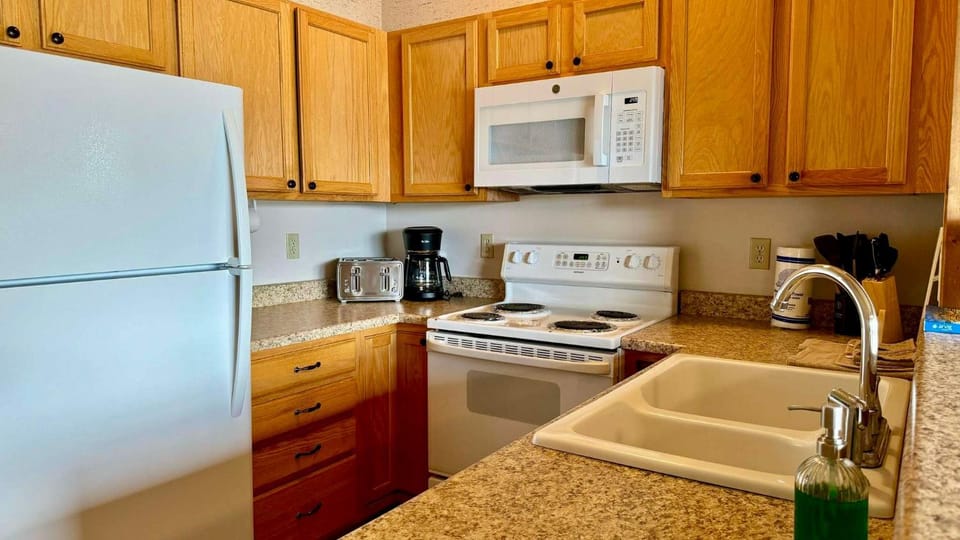 Lake Condo Big Sky Ski Resort - Heated Pool Access Apartment hotel in Big Sky