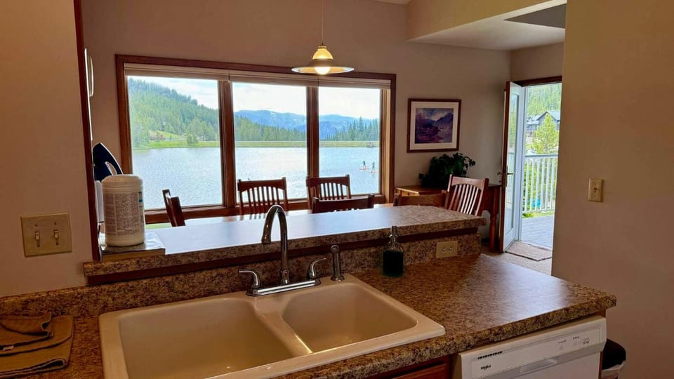 Lake Condo Big Sky Ski Resort - Heated Pool Access Apartment hotel in Big Sky