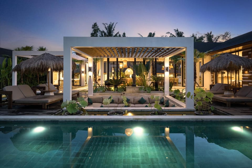 Seating area, Pool view, Swimming pool, sunbed