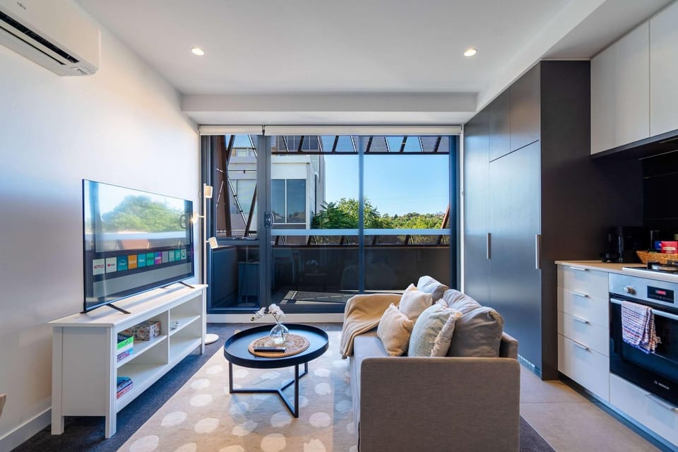 Modern 1BR Apartment with Smart TV and Views Apartment in Melbourne