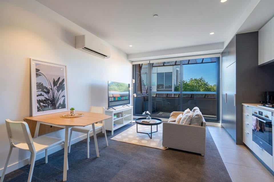 Modern 1BR Apartment with Smart TV and Views Apartment in Melbourne