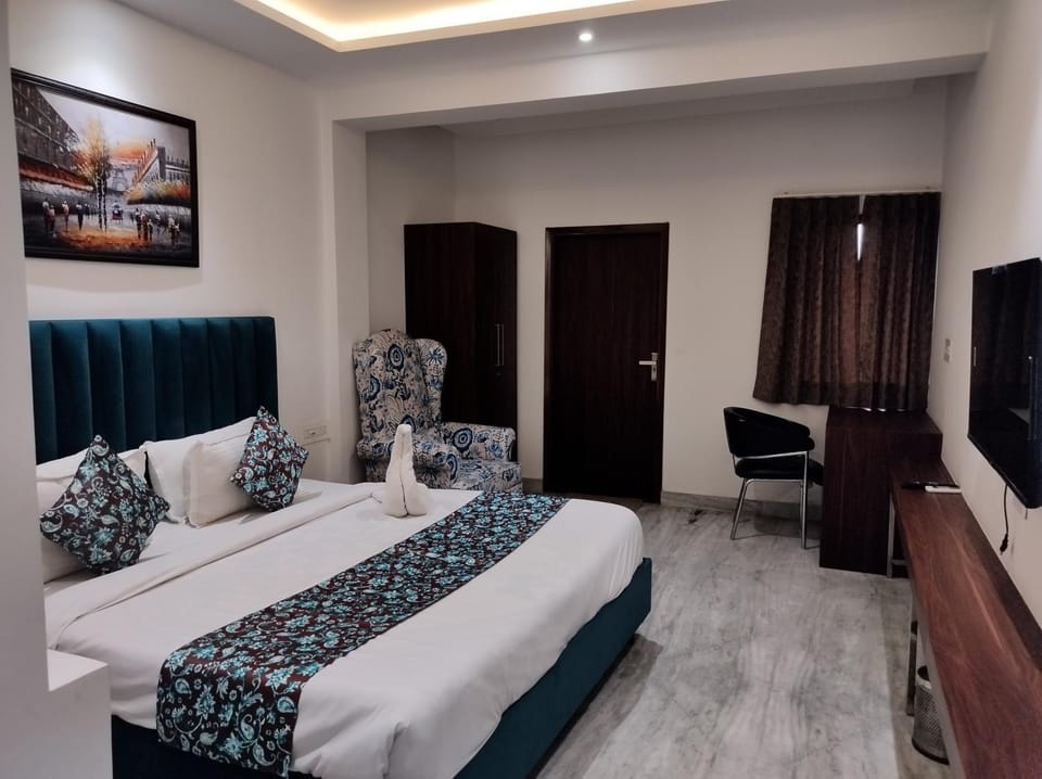 Photo of the whole room, Bedroom