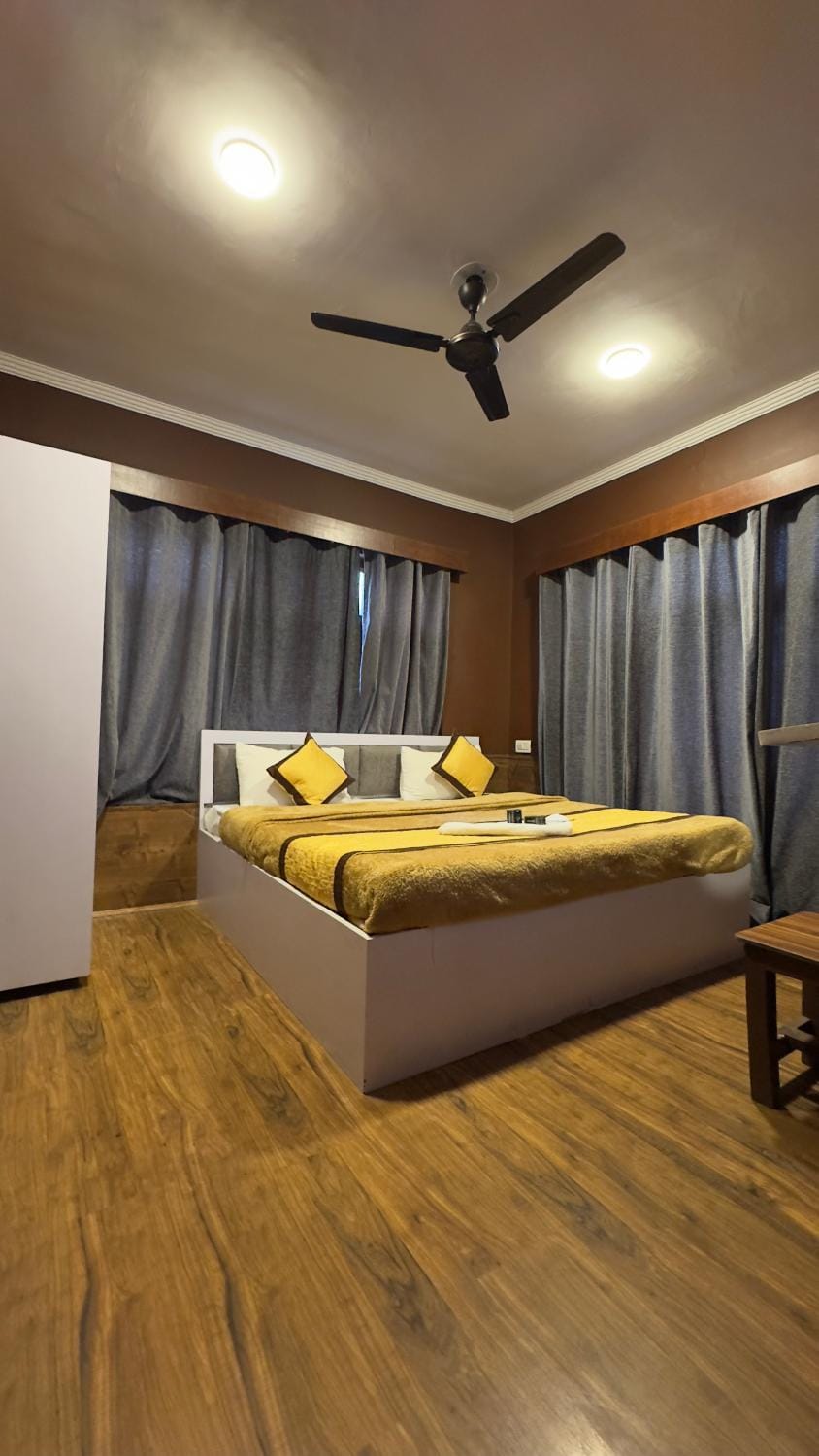 Bed, Photo of the whole room, Bedroom, fireplace