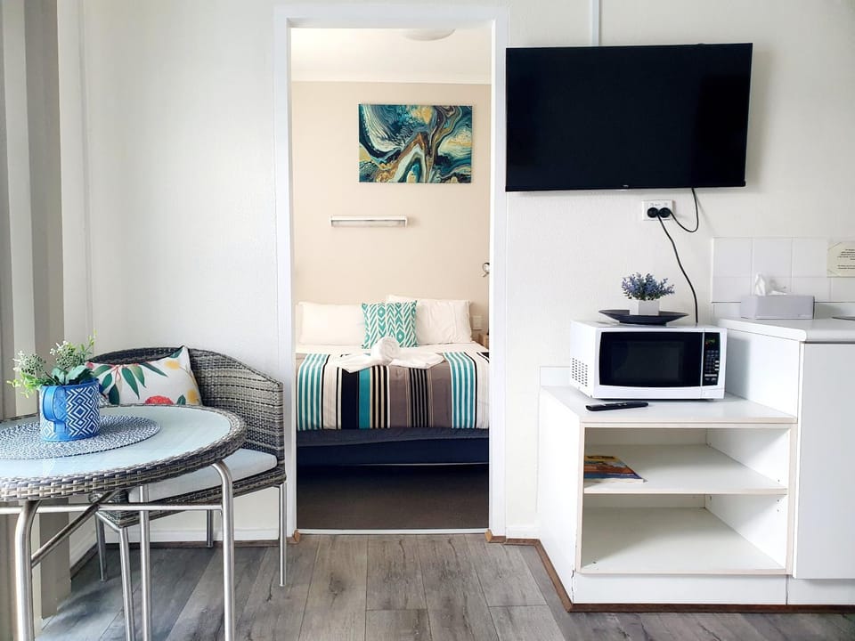 TV and multimedia, Kitchen or kitchenette, Photo of the whole room