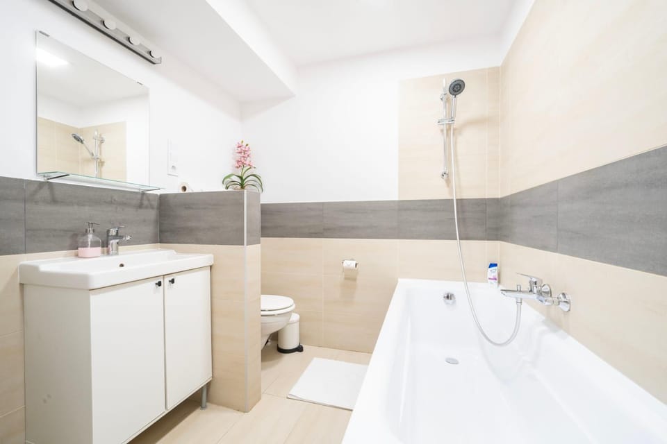 Shower, Toilet, Bathroom, Bath, towels