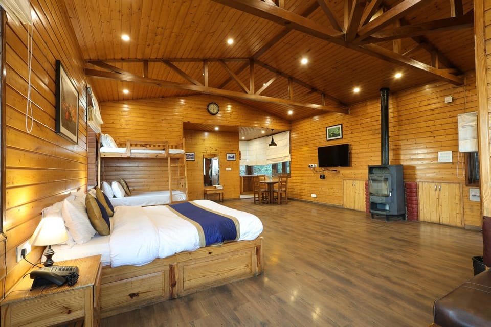 Communal lounge/ TV room, Bed, TV and multimedia, Living room, Photo of the whole room, Seating area, Evening entertainment, Bedroom