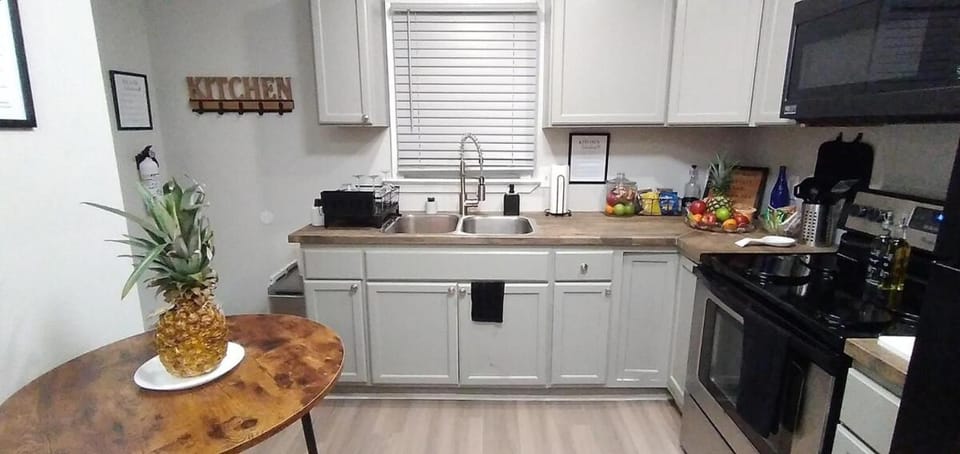 Kitchen or kitchenette, oven