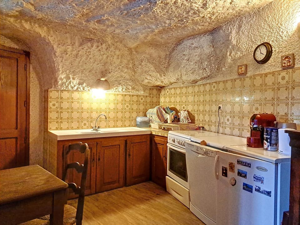 Coffee/tea facilities, Kitchen or kitchenette, dishwasher, stove, toaster