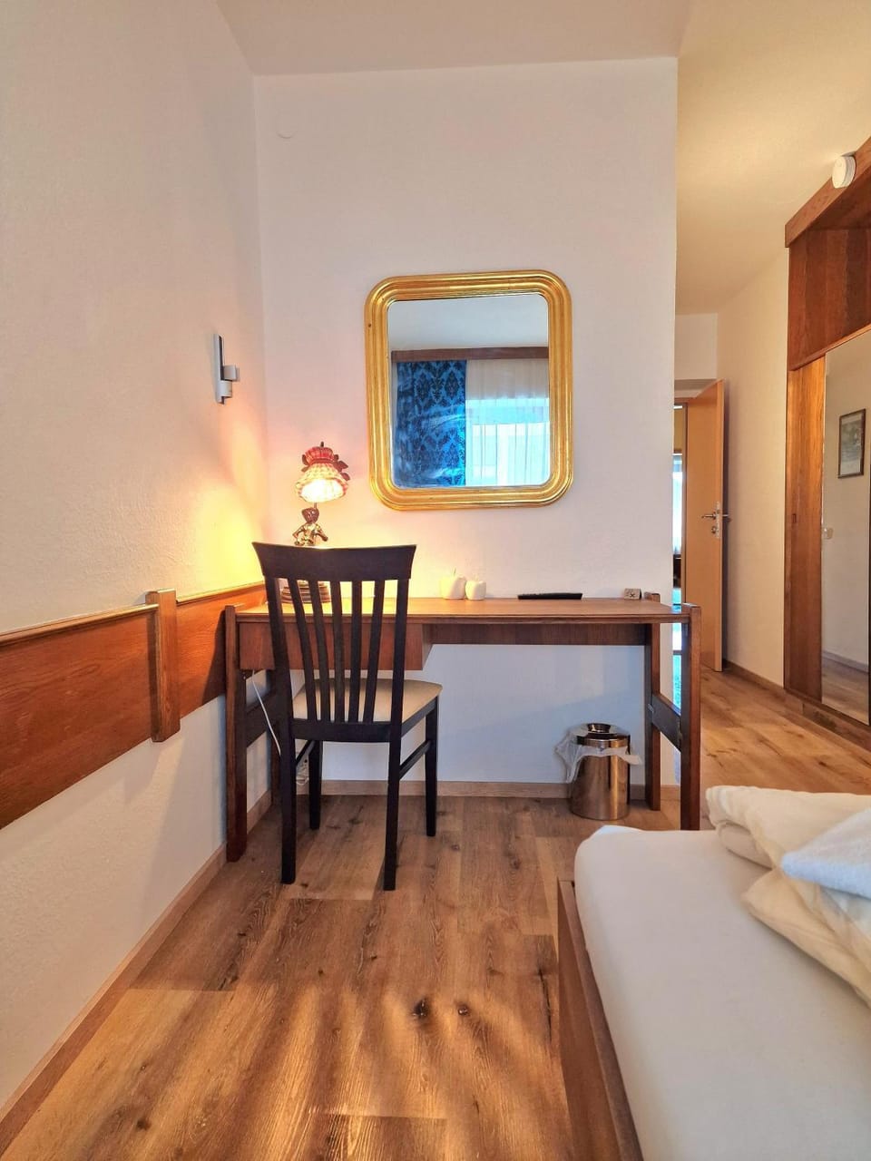 Bed, Photo of the whole room, Seating area