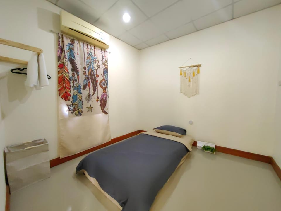 Bed, Bedroom, towels, air conditioner