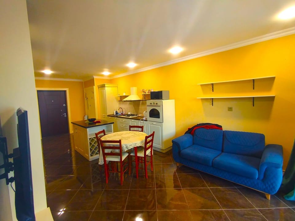 Kitchen or kitchenette, Living room, Seating area, Dining area, minibar, oven, stove