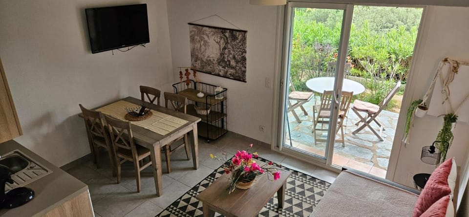 Mini villa Vue Mer Santa Giulia - Accès plage à pied - 2 à 4 pers - 1 chambre Apartment in Porto-Vecchio