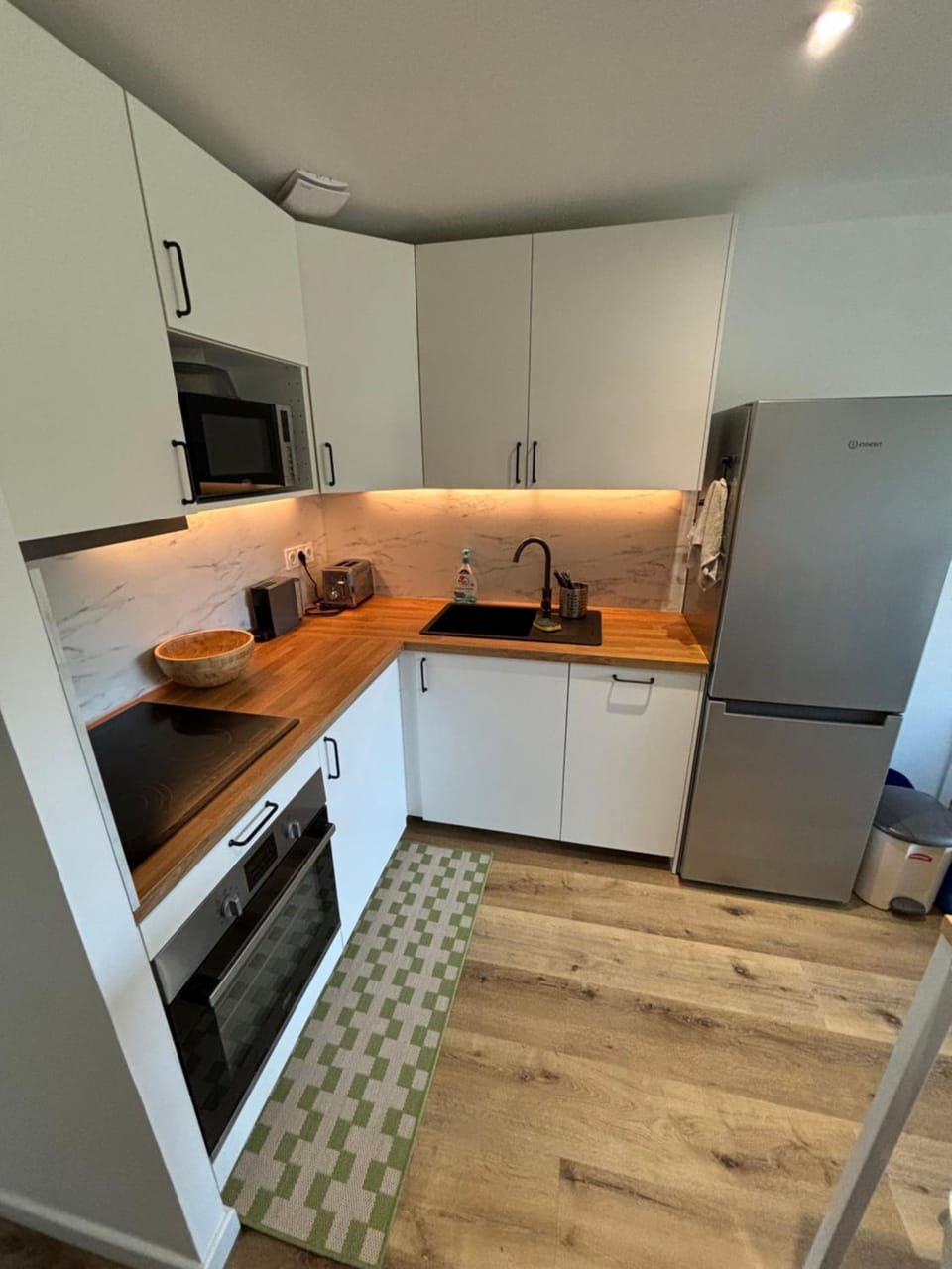 Kitchen or kitchenette, dishwasher, stove