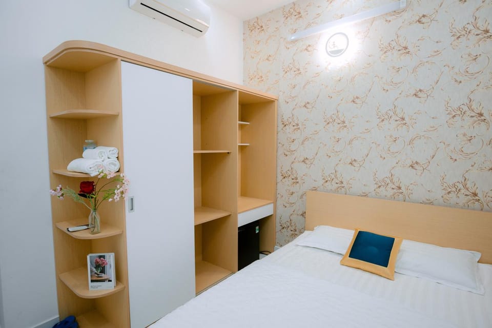 Photo of the whole room, Bedroom, wardrobe, air conditioner