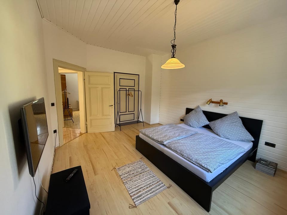 Bed, TV and multimedia, Photo of the whole room, Bedroom, wardrobe