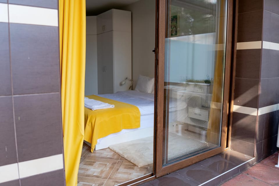 Bed, Bedroom, Garden view, towels