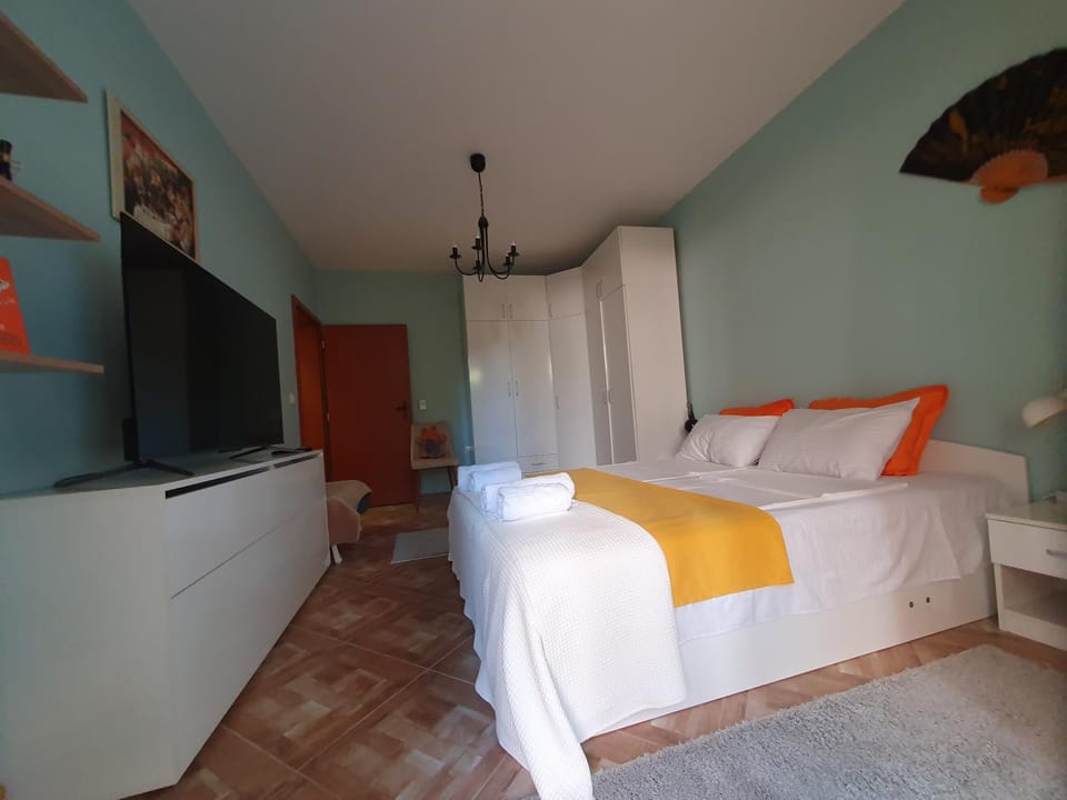 Bed, TV and multimedia, Bedroom, wardrobe