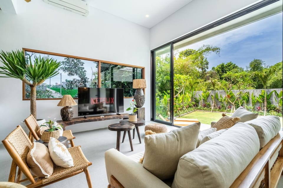 Communal lounge/ TV room, Day, TV and multimedia, View (from property/room), Living room, Seating area, Garden view