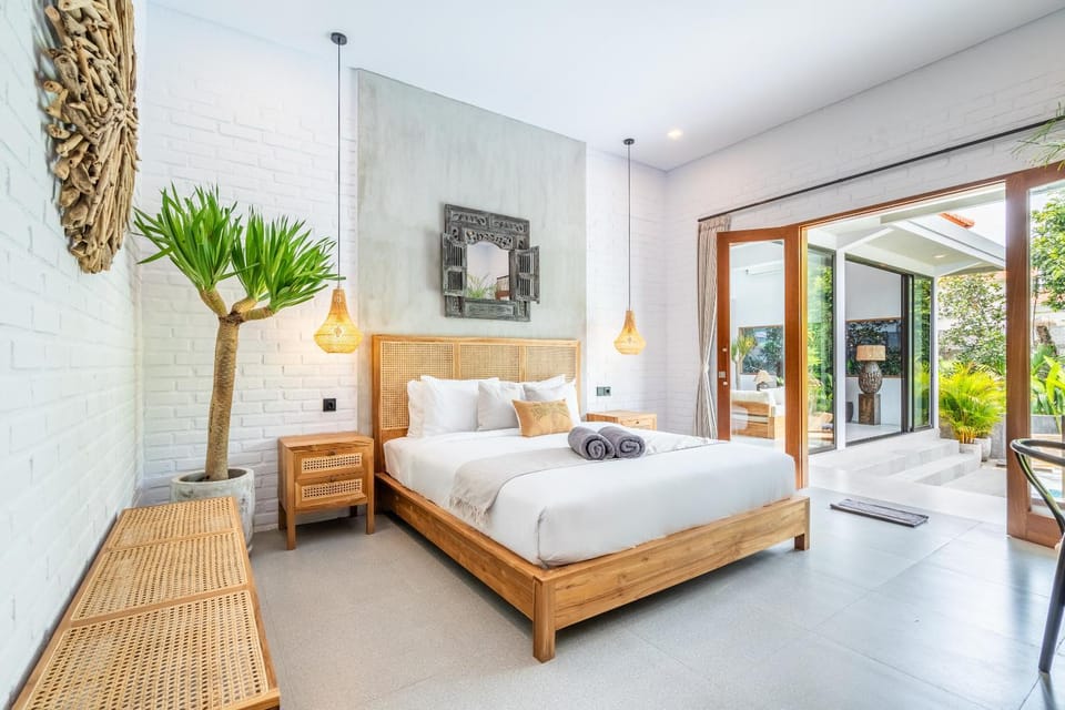 Bed, Photo of the whole room, Seating area, Bedroom, Family, towels