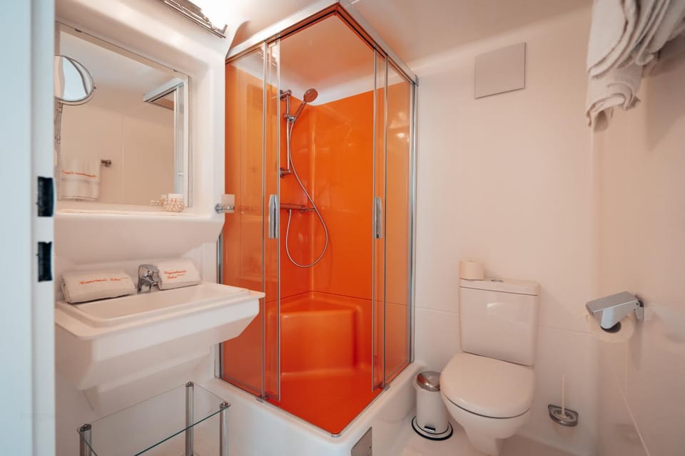 Shower, Toilet, Bathroom, towels